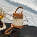 Bolso cubo de lona beige con ribete de cuero marrón y cremalleras doradas - Marrón
