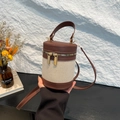 Bolso cubo de cuero marrón y lona beige con cremallera dorada y correa ajustable - Marrón