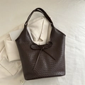 Dunkelbraune gewebte Shopper-Tasche mit Schleife, große Schultertasche für Damen - Braun