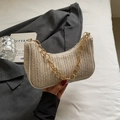 Cremefarbene geflochtene Baguette-Tasche mit weißem Lederbesatz und Goldkette - Gebrochenes Weiß