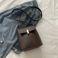 Minimalist square dark brown crossbody bag in smooth leather with gold clasp - Brown