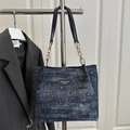 Bolso tote de mezclilla lavada azul oscuro con decoración de strass y cadena de metal - Azul oscuro