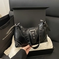Borsa a spalla Y2K nera con fibbia argentata e borchie in confezione regalo - Nero