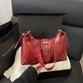 Borsa a spalla in pelle rossa lucida con borchie argentate e fibbia larga stile punk - Rosso