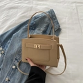 Bolso bandolera de cuero beige texturizado con cierre de broche de metal dorado - Caqui