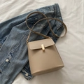 Sac à bandoulière abricot minimaliste en cuir synthétique mat avec boucle dorée - Kaki