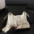 Borsa a tracolla in pelle bianca con borchie argentate stile Y2K e fibbia punk chic - Bianco