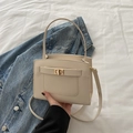 Bolso bandolera crema elegante con cierre dorado y piel sintética texturizada - Blanco