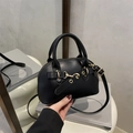 Minimalistische schwarze Shell-Handtasche aus Kunstleder mit goldener Schnalle - Schwarz