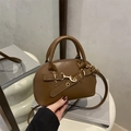 Braune Handtasche in Muschelform aus Leder mit Goldschloss und Rundgriff-Details - Braun