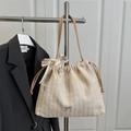 Stroh-Beuteltasche in Beige mit Kordelzug, Spitze und kleinem silbernen Schleifen-Detail - Khaki