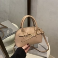Minimalistische beige Muscheltasche mit Kreuzriemen und goldener Metallschnalle - Khaki