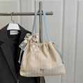 Beige Strohtasche mit hellblauen Trägern und zarter Schleife aus weißer Spitze - Blau