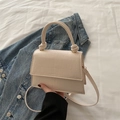 Cremefarbene Handtasche mit Krokodilprägung und dekorativem Knotendetail am Griff - Weiß