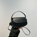 Sac à main élégant en cuir noir avec panneau pailleté et détail logo doré - Noir