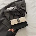 Contrast crossbodytas met beige geweven flap en zwart kunstlederen afwerking - Zwart