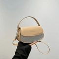 Sac bandoulière demi-lune beige avec paillettes argentées et lettrage fashion - Kaki