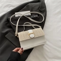 Chique beige geweven crossbodytas in crème uitvoering op een grijze blazerstijl - Wit