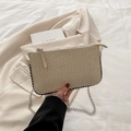 Beige geflochtene Umhängetasche mit Silberperlen und Metallkette auf Creme-Blazer - Weiß