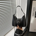 Schicke schwarze matte Halbmond-Tasche mit silberner Schleifenschnalle und Kette - Schwarz