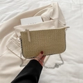 Khaki gewebte Stroh-Schultertasche mit silbernem Perlenbesatz und Metallkettenriemen - Khaki