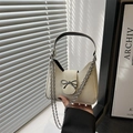 Cremeweiße Halbmond-Handtasche mit silberner Schleifenschnalle und Kettenriemen - Weiß