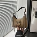 Hellbraune matte Hobo-Tasche aus Leder mit silberner Schleife und Kettenriemen - Khaki