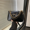 Bolso moderno de cuero brillante negro con lazo dorado y elegante cadena gruesa - Negro