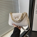Elegante bolso de hombro en cuero blanco crema con cierre de lazo dorado y cadena - Blanco