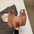 Bolso de hombro en cuero suave rosa pálido con correa ancha ajustable y cremallera - Rosa