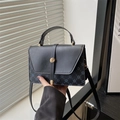 Vintage zwarte crossbody tas met blauw bloemenpatroon en gouden metalen details - Zwart