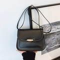 Bolso bandolera minimalista de cuero PU negro con solapa curva y hebilla dorada - Negro