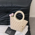 Beige geflochtene Beuteltasche mit braunen Punkten, Rundgriff und Quastenanhänger - Mit Anhänger / Cremeweiß