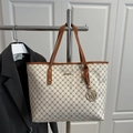 Large capacity tote bag with brown chain pattern and elegant metal M pendant - White