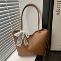 Bolso tote marrón minimalista con lazo de encaje blanco y detalles dorados - Marrón