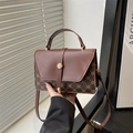 Bruine patchwork crossbodytas met magnetische gesp en handvat in natuurlijk licht - Bruin