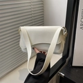 Bolso baguette blanco minimalista con solapa magnética y correa ancha de cuero - Blanco