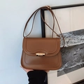 Bolso bandolera marrón de cuero sintético con un elegante cierre giratorio dorado - Marrón