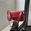 Bolso de hombro minimalista de cuero rojo para mujer con solapa y correa ancha - Rojo