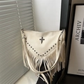 Schicke beige Ledertasche mit Fransen und metallischem Kreuzemblem für Damen - Weiß