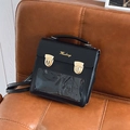 Schwarze Vintage-Ita-Bag aus Leder mit goldfarbenen Schnallen und klarem PVC-Fenster - Schwarz
