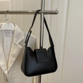 Bolso de hombro negro con textura trenzada, cierre de solapa y hebilla dorada - Negro