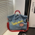 Borsa tote in denim blu con manici rossi e ricamo Chill Vibes elegante - Azzurro