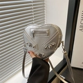Bolso bandolera plateado con forma de corazón, acabado metálico y remaches estilo biker - Plateado