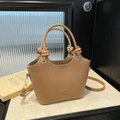 Minimalistische camelfarbene Beuteltasche mit Knotengriff und verstellbarem Gurt - Braun