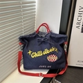 Borsa a tracolla in denim blu scuro con ricamo Chill Vibes e cinturino rosso - Blu scuro