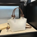 Schicke beige Leder-Beuteltasche mit braunem Knotengriff und abnehmbarem Schultergurt - Weiß