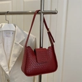Bolso hobo trenzado rojo oscuro con solapa cuadrada y correa de hombro tejida - Rojo