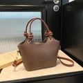 Dunkelbraune matte Bucket-Tasche aus Leder mit Knotengriffen und abnehmbarem Schultergurt - Braun