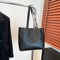 Bolso tote negro minimalista en cuero mate con elegante detalle de anillo dorado - Negro